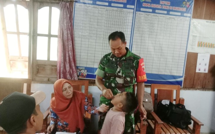 Babinsa Mantingan saat Dampingi Kegiatan Posyandu di Wilayah Binaan