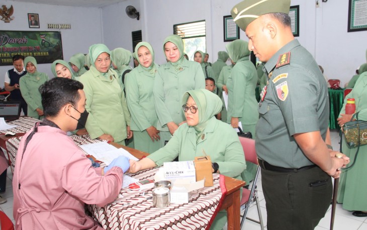 Sebagai bagian dari perayaan HUT Persatuan Istri Tentara (Persit) Kartika Chandra Kirana yang ke-78 tahun 2024, Persit KCK Cabang XX Kodim 0806/Trenggalek menggelar kegiatan bakti sosial donor darah. Kegiatan ini dihelat di Aula Makodim 0806/Trenggalek, Jln. Raya Ponorogo-Trenggalek KM. 03, desa Buluagung, Kecamatan Karangan, Kabupaten Trenggalek, Senin (26/2/2024)