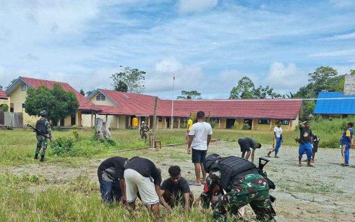 Satgas Yonif 310/KK Ajak Pelajar Bersihkan Lingkungan Sekolah