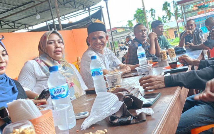 Sejumlah Awak media Aceh Timur, Temu ramah dengan Calon Legislatif (Caleg) Dewan Perwakilan Rakyat Kabupaten (DPRK) Dapil 1 Aceh Timur dari Partai Golongan Karya (Golkar) Nomor Urut 3, Yahya.YS.