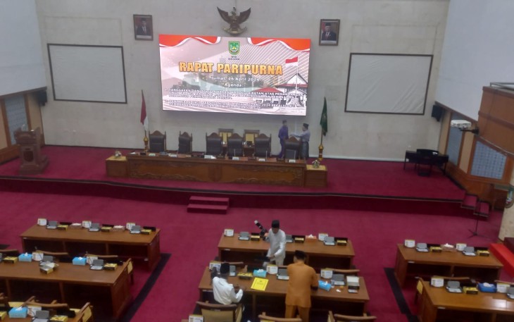 Rapat paripurna dengan agenda Tanggapan dan/atau Jawaban Walikota Batam atas Pemandangan Umum (Pandum) Fraksi terhadap Ranperda Penyelenggaraan Pemakaman sekaligus Pembentukan Pansus yang digelar di Ruang Sidang Utama DPRD Kota Batam