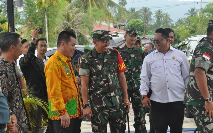 Danrem 121/Abw Brigjen TNI Luqman Arief, S.I.P., didampingi Ketua Persit KCK Koorcabrem 121 PD XII Tanjungpura, Ny. Mia Luqman Arief, serta para Kasi Korem 121/Abw, melaksanakan silaturahmi dengan Forkopimda Kab. Kayong Utara, bertempat di Pendopo Bupati Kayong Utara, Kalimantan Barat, Minggu (10/03/2024)