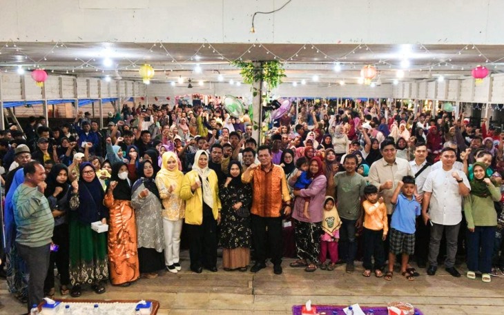 Ratusan warga Bintan Utara berkerumun di bawah tenda yang didirikan di pinggir jalan Sebong Pereh, Rabu (24/10)