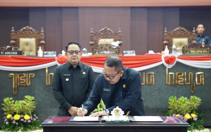 Penandatangan oleh Wakil Ketua DPRD Jatim, Istu Hari Subagio dan Pj Gubernur Jawa Timur, Adhy Karyono melalui rapat paripurna DPRD Jatim,  Kamis (7/3/2024).