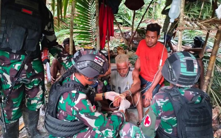 Satgas Yonif 310/KK cek kondisi Anton Ball (65) diperasingan untuk lakukan pengobatan dan berikan sembako di Kampung Tatakra, Distrik Web, Kabupaten Keerom, Kamis (25/1/2024)