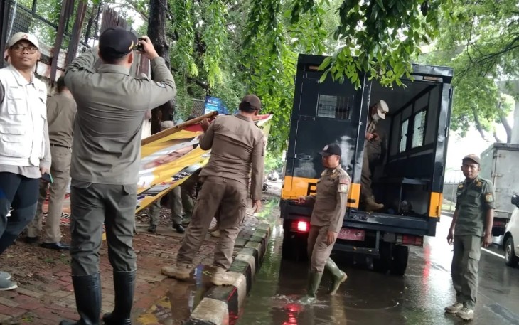  Polsek Cengkareng bersama dengan 3 Pilar Cengkareng, Bawaslu dan PPK melaksanakan penertiban Alat Peraga Kampanye (APK) di sejumlah tempat di wilayah Cengkareng Jakarta Barat, Selasa (30/1)
