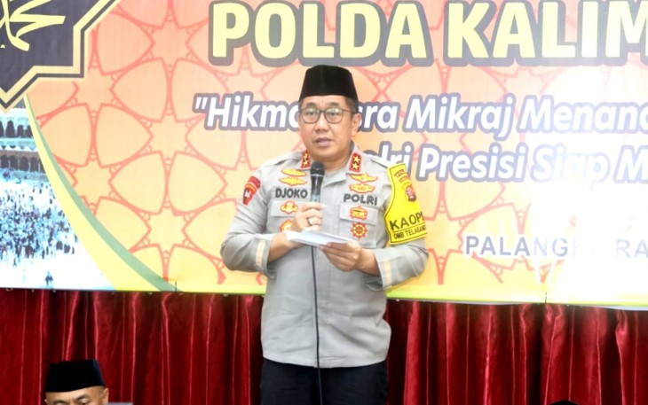 Kapolda Kalteng Irjen Pol Drs. Djoko Poerwanto saat peringatan Isra Mi'raj Nabi Besar Muhammad SAW, 1445 H/2023 M, di Masjid Baitus Syuja, Jl. Tjilik Riwut Km. 1, Mapolda setempat, Rabu (7/2/2024) pagi.
