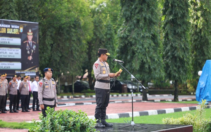 Kapolda Sulawesi Selatan Irjen Pol Andi Rian R Djajadi, S.I.K., M.H memimpin apel pemberangkatan/pergeseran pasukan ratusan personel yang akan melaksanakan BKO pengamanan TPS di Polres jajaran Polda Sulawesi Selatan, Senin (12/02/2024)