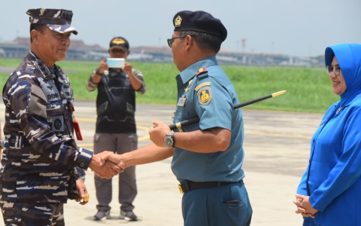 Komandan Lanudal Juanda Kolonel Laut (P) Heru Prasetyo, beserta ketua Cabang 3 Jalasenastri PG Puspenerbal Ny, Naniek Heru Prasetyo, saat menyambut kedatangan Pangkoarmada II Laksdya TNI Denih Hendrata beserta rombongan usai Kunjungan Kerja di Kab. Palu, Sulawesi Tengah, Kamis (22/2/2024).