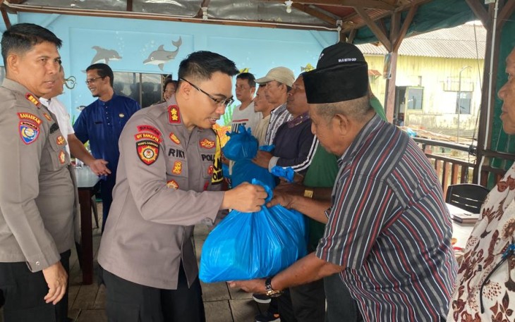 Kapolres Bintan AKBP Riky Iswoyo, S.I.K., M.M saat bagikan paket sembako kepada Masyarakat