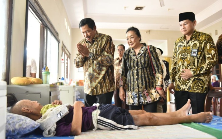 Pj Gubernur Jateng saat mengunjungi salah satu Lansia di Panti Wreda Rindang Asih II dan Panti Wreda Omega, Kota Semarang, Rabu (25/12/2024).