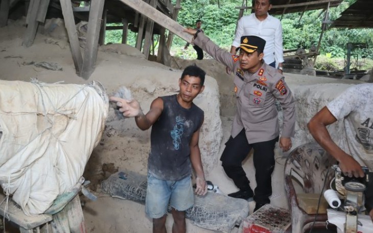 Ahmadi, S.I.K., M.H., menegaskan dukungannya terhadap pengembangan dan inovasi industri lokal melalui tinjauan yang dilakukannya di pabrik pembuatan pupuk dolomit di Batang Onang Lama, Kec. Batang Onang, Kabupaten Padang Lawas Utara, Sumatera Utara, Minggu, (03/03/2024).