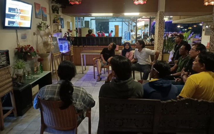 Aktivis Sempal bersama Aliansi Sodara nonton bareng film dokumenter Dirty Vote, di Cafedangan kawasan Manahan, Solo, Minggu (11/2/2024) malam