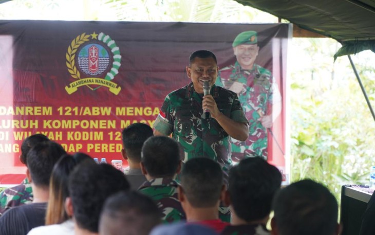 Danrem 121/Abw Brigjen TNI Luqman Arief, S.I.P., bersama jajaran memberikan penyuluhan Narkoba  kepada seluruh komponen masyarakat di Koramil 1205-19/Kelam Permai, Kecamatan Kelam Permai, Kabupaten Sintang, Kalimantan Barat, Sabtu (13/01/2024)