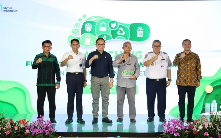 Wamen BUMN Kartika Wirjoatmodjo bersama Dirut KAI Didiek Hartantyo dan stakeholder saat launching Carbon Footprint di Jakarta, Senin (23/12)