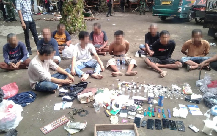 Tersangka dan barang bukti saat diamankan