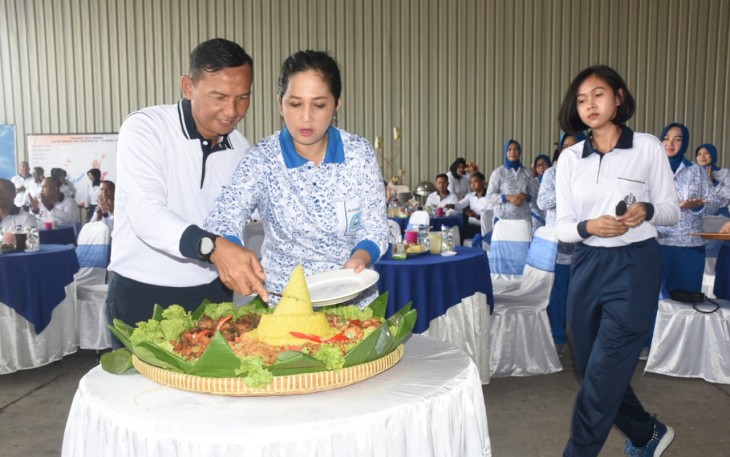 Rangkaian kegiatan dalam rangka memeriahkan peringatan HUT Ke- 74 Pangkalan Utama TNI AL (Lantamal) V menggelar olahraga bersama di Dinas Angkutan (Disang) Lantamal V, Jl. Hangtuah Ujung Surabaya, Selasa (16/01/2024)