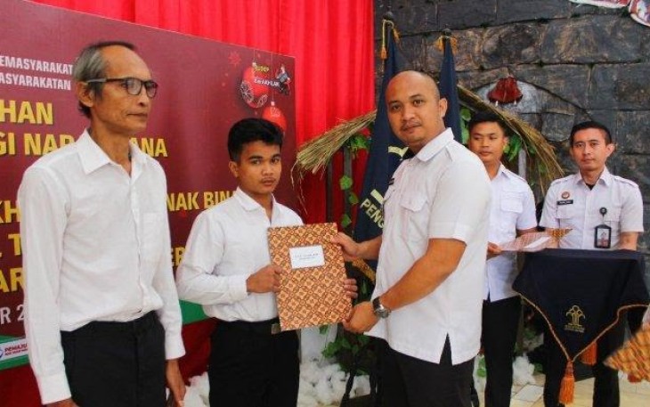 Kasi Pelayanan Tahanan Gaffar Waliyondi saat menyerahkan remisi napi, Rabu (25/12)