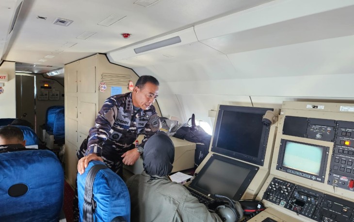 Pangkoarmada II Melihat Langsung Kemampuan CN 235 