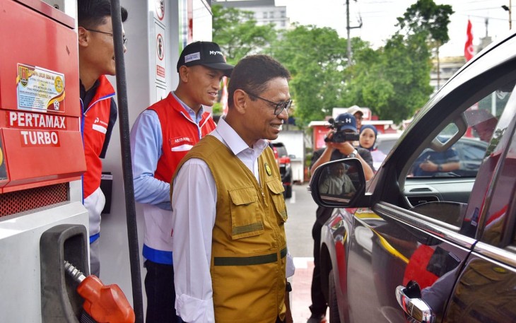 Wamen ESDM Yuliot saat Kunjungi SPBU 41.512.03 Rest Area KM379, Batang Jawa Tengah, Jumat (21/12).