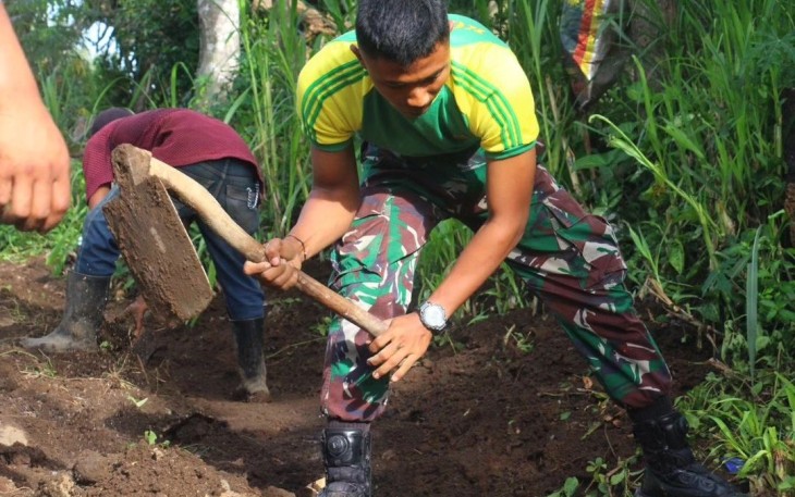 Anggota Yonbekang 2 Kostrad saat Gelar Program Karya Bakti Satuan Non Kewilayahan