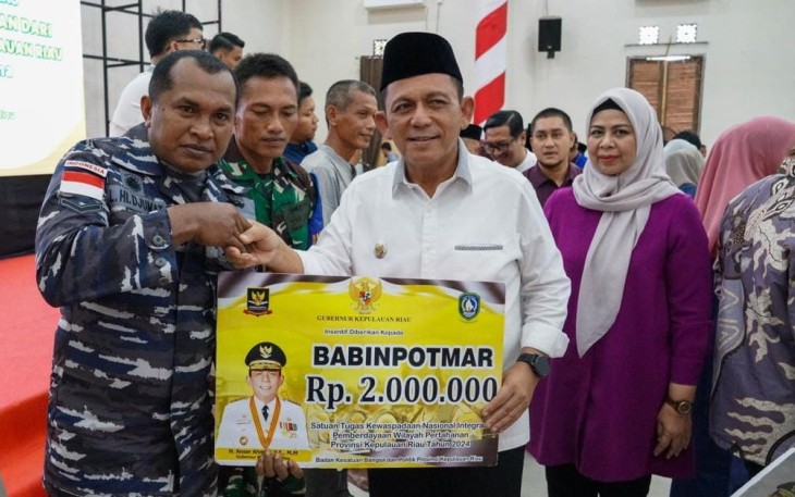 Gubernur Ansar Serahkan Bantuan Rp 48,2 Miliar untuk Pembangunan Bunguran Timur