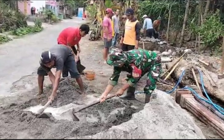 Babinsa Desa Kedungjati Laksanakan Kerja Bakti Pembersihan Saluran Irigasi