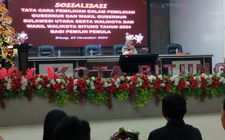 Ketua divisi Parmas dan SDM KPU Bitung, Wiwinda Hamisi saat memberikan materi kepada pemilih pemula Siswa SMA dan SMK