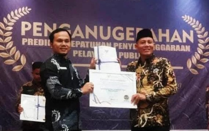 Bupati Pasaman Terima Penghargaan Predikat Kualitas Terbaik Kepatuhan Pelayanan Publik 2024