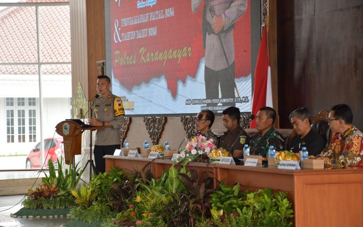Kapolres Karanganyar AKBP Jerrold Hendra Yosef Kumontoy menyampaikan paparan dalam rakor kesiapan Operasi Lilin Candi 2024, di Mapolres Karanganyar, Kamis (19/12/2024)