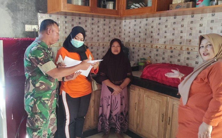 Babinsa Koramil 0801/03 Arjosari Dampingi Petugas Kesehatan Sosialisasi