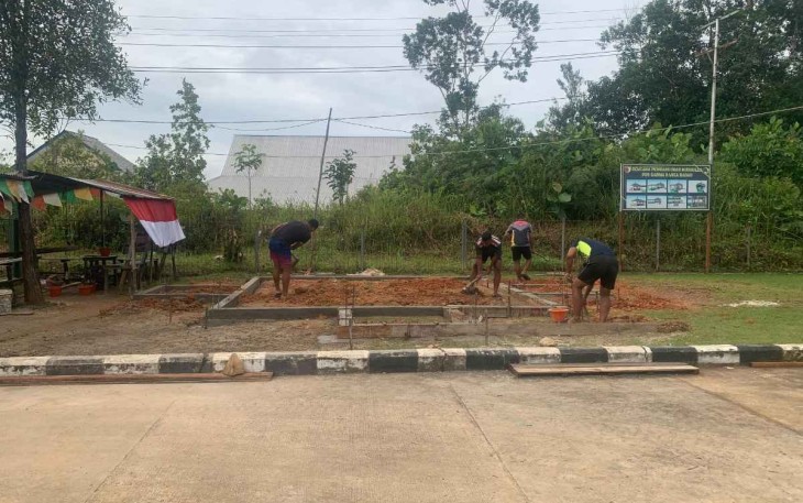 Satgas Pamtas RI-Malaysia Yonzipur 5/ABW memulai proses pembuatan budgeting untuk pembangunan Musholla baru yang berada di pos Gabungan Malaysia (Gabma) Badau, Kecamatan Badau, Kabupaten Kapuas hulu, Jum'at (27/12/2024)