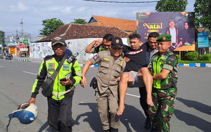  Anggota Pam Nataru di Ponorogo Tolong Warga Kecelakaan