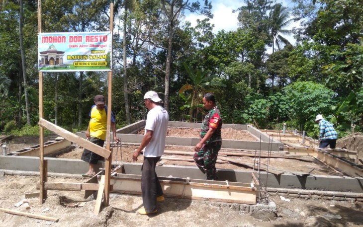 Babinsa Desa Suluk Koramil Dolopo Bersama Warga Gotong Royong Bangun Mushola