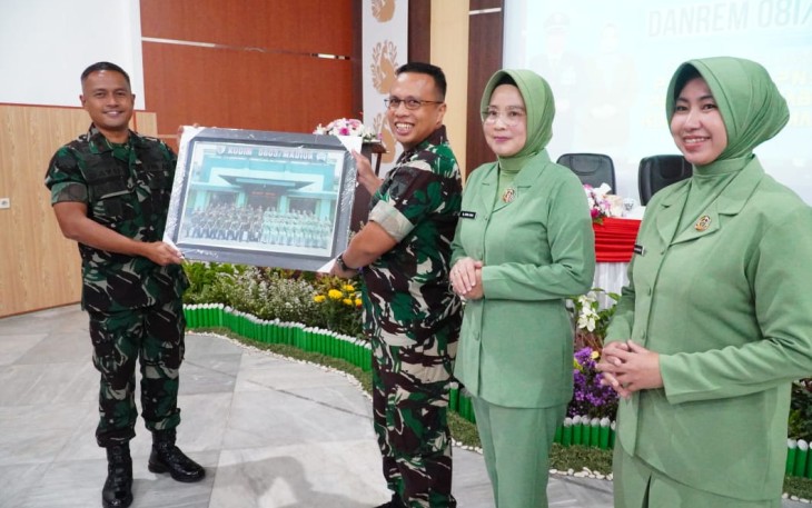 Dandim Madiun, Letkol Kav Widhi Bayu Sudibyo, menerima kunjungan kerja dari Danrem 081/Dsj, Kolonel Inf Rama Pratama, di Aula Makodim 0803/Madiun