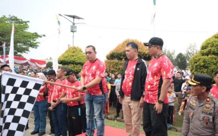 Bupati Natuna Bersama Kapolda Kepri Lepas Ribuan Masyarakat Peserta Gerak Jalan Santai