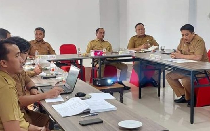 Pemerintah Kabupaten Aceh Timur Penjabat Bupati Aceh Timur Ir. Mahyuddin, M.Si di dampingi Penjabat Sekda Aceh Timur T. Reza Rizki, SH, M.Si dan Tim Pengelola Kinerja melakukan review Perjanjian Kinerja Kepada seluruh kepala Perangkat Daerah yang ada di lingkungan Kabupaten Aceh Timur, Senin (15/01/2024)