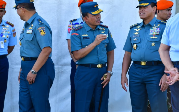 Danpuspenerbal (kiri) saat Hadiri Penyerahan Helikopter Panther AS 565 MBE Hasil Refurbishment kepada TNI AL