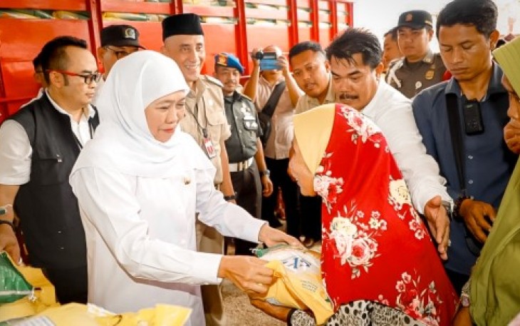 Gubernur Jawa Timur, Khofifah Indar Parawansa menyerahkan berbagai bantuan sosial (bansos) kepada masyarakat di Desa Dlemer, Kecamatan Arosbaya, Kabupaten Bangkalan, Pulau Madura
