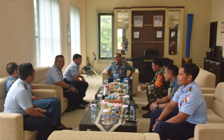 Komandan Pangkalan Udara TNI Angkatan Laut (Lanudal) Juanda Puspenerbal, Kolonel Laut (P) Heru Prasetyo, menerima Courtesy Call Komandan Pangkalan Udara TNI AU (Lanud) Muljono Surabaya Kolonel Pnb Ahmad Putra Utama beserta perwira stafnya di Mako Lanudal Juanda, Jum'at (12/1/2024)