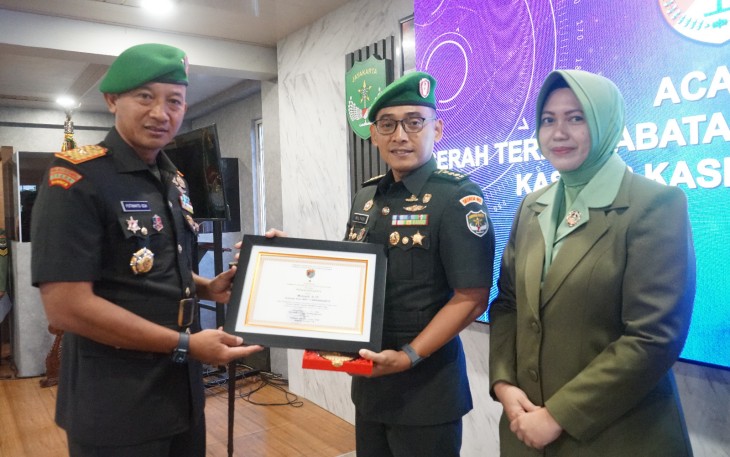 Komandan Korem 052/Wkr, Brigjen TNI Putranto Gatot SH,S.Sos.,M.M. memimpin Sertijab Kasiter Kasrem dari Kolonel Arm Mulyadi,S.I.P. kepada Letkol Arh Hari Purnomo serta Perwira yang pindah satuan bertempat di Aula Sudirman Makorem Jln Beulevard Diponegoro no 108, Bencongan, Kelapa Dua Kabupaten Tangerang, Senin (12/2/2024)