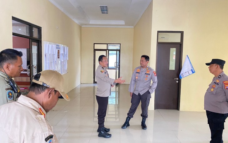 Karolog Polda Banten Kombes Pol Chiko Ardwiatto selaku Pamatwil melakukan pengecekan kesiapan Personel yang melakukan pengamanan di Kecamatan Kemiri Kabupaten Tangerang pada, Senin (12/02)