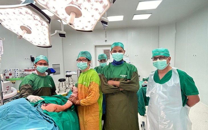 Perdana Operasi Shoulder Hemiarthroplasty Sukses Dilakukan dr C Rayhan Cein di RSUD Raja Ahmad Tabib