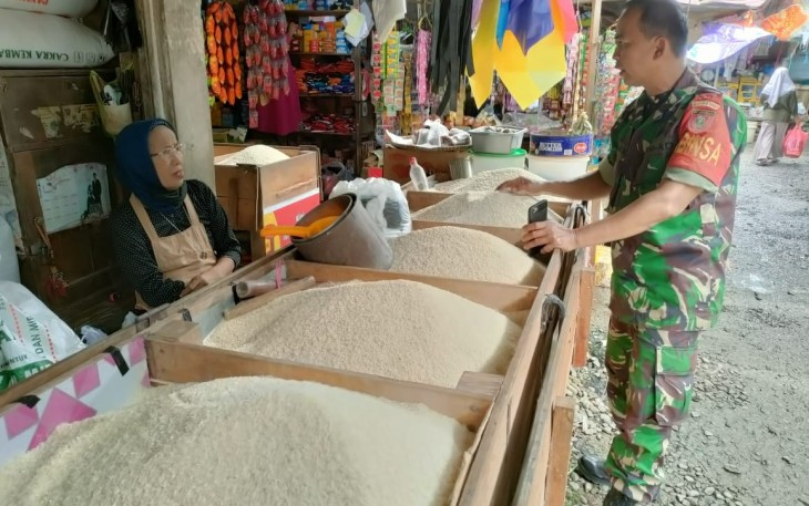 Menjelang bulan ramadan 1445 H/2024 M, anggota Kodim 1002/BARABAI Serka Suhartono Babinsa Koramil 1002-08/Labuan Amas Utara melaksanakan monitoring harga sembako dan ketersediaan stok bahan pangan ke pasar  Walangku Kec. Labuan Amas Utara Kab. Hulu Sungai Tengah, Senin (11/03/2024)
