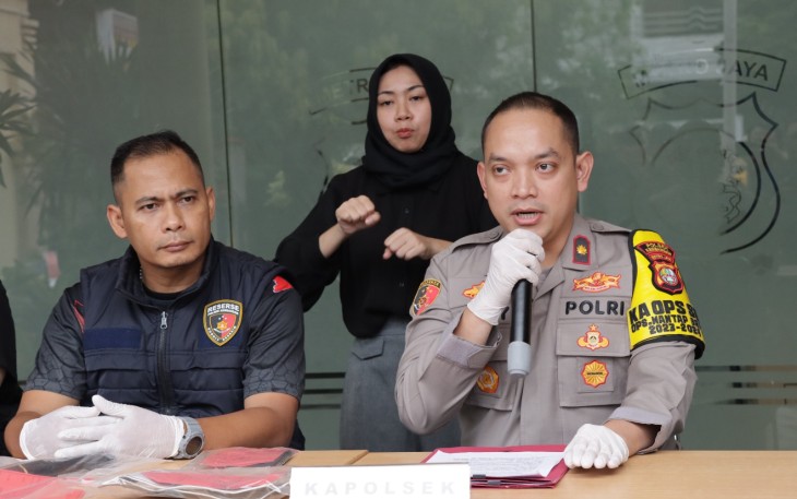 Polsek Kembangan Jakarta Barat berhasil mengamankan pelaku pencurian tas berisi handphone milik seorang pekerja bangunan yang sedang merenovasi rumah di Jalan Haji Saaba, Meruya Selatan. Pelaku berinisial MS ditangkap setelah korban memergokinya saat hendak kabur dengan barang curiannya
