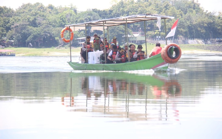 Dandim Ngawi bersama forkopimda dan KPU Kab. Ngawi secara serentak menjelang pencoblosan telah mendistribusikan logistik pemilu ke daerah desa terpencil dengan menggunakan perahu diwilayah Dusun Cumpleng, Desa Gandong, Kecamatan Bringin, Kabupaten Ngawi, Selasa (13/2/2024)