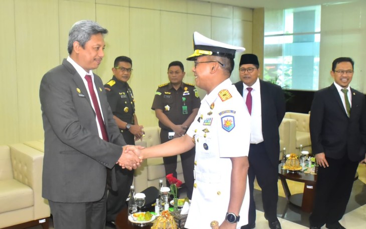 Komandan Lantamal VI (Danlantamal VI) Makassar Laksamana Pertama TNI Ivan Gatot Prijanto, S.E., M. Tr., Opsla menghadiri upacara  pengukuhan Rizki Ernadi Wimanda sebagai Kepala Perwakilan Bank Indonesia Provinsi Sulsel bertempat di Ruang Baruga Phinisi Lantai 4 Kantor Perwakilan Bank Indonesia Sulsel, Selasa (23/01/2024)