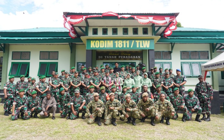 Pangdam XVIII/Kasuari, Mayjen TNI Ilyas Alamsyah, S.E., M.Tr.(Han)., CGCAE., saat bertemu langsung dan bertatap muka dengan para prajurit Kodam XVIII/Kasuari yang saat ini bertugas di Kodim 1811/Teluk Wondama, pada Selasa (16/1/2024)