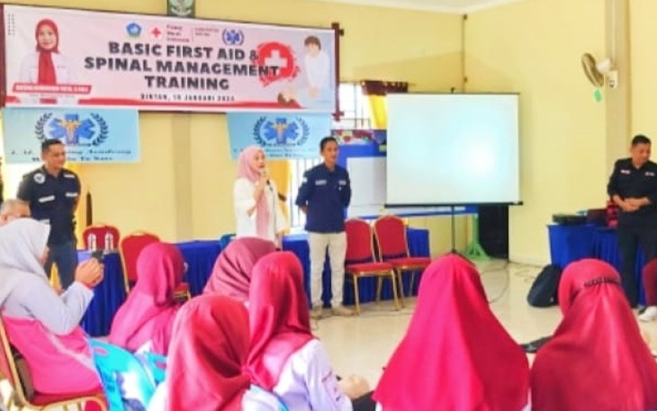 Ketua PMI Bintan Hafizha Rahmadhani saat menghadiri acara pembekalan relawan  Kamis (18/01) di Aula Kantor Kecamatan Seri Kuala Lobam.