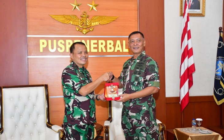 Komandan Pusat Penerbangan TNl Angkatan Laut (Danpuspenerbal) Laksda TNl Sisyani Jaffar menerima Kunjungan Kerja Komandan Pusat Latihan Pendidikan Dasar Kemiliteran (Danpuslatdiksarmil) Kodiklatal, Kolonel Laut (P) Irwan SP Siagian di Lobby VIP Gedung R. Kasenda, Mako Puspenerbal, Juanda, Jumat (12/1/2024)